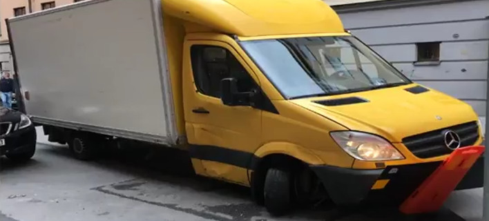 Στοκχόλμη: Κλεμμένο φορτηγάκι έπεσε πάνω σε αυτοκίνητα