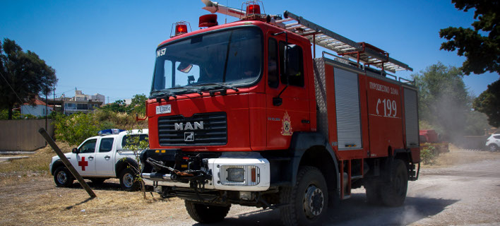 Πυρκαγιά στη Σαρωνίδα -Επιχειρούν και εναέρια μέσα