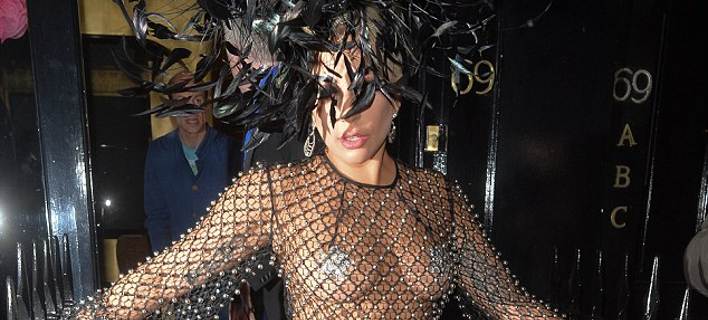Κι όμως το φόρεσε και αυτό: Με δίχτυ και φτερά στο κεφάλι η Lady Gaga [εικόνες]