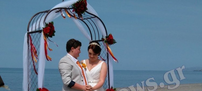Ο γάμος δύο γυναικών στην Κρήτη κάνει το γύρο του Facebook -Ερωτευμένες στην παραλία [εικόνες & βίντεο]