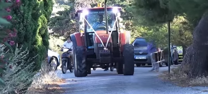 Bίντεο: Γαμπρός και νύφη πήγαν στο γάμο πάνω σε τρακτέρ!