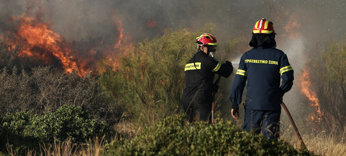 Από τη χθεσινή φωτιά στα Καλύβια Αττικής. ΦΩΤΟΓΡΑΦΙΑ: INTIME NEWS /ΛΙΑΚΟΣ ΓΙΑΝΝΗΣ