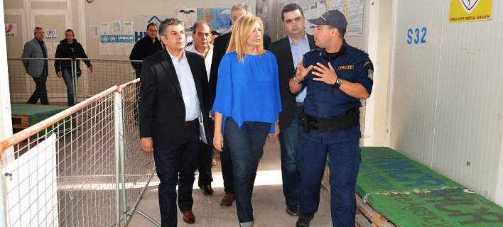 Η Γεννηματά στο hotspot της Χίου: Αποθήκες ψυχών τα νησιά, δεσμοφύλακες οι νησιώτες