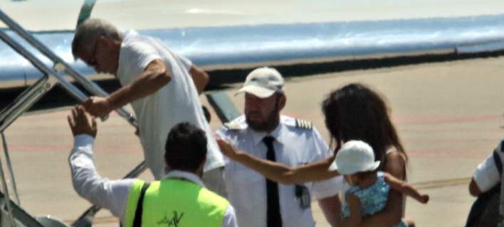 Ο Τζορτζ Κλούνεϊ την ώρα που επιβιβάζεται στο αεροπλάνο. Φωτογραφία: Splash News 
