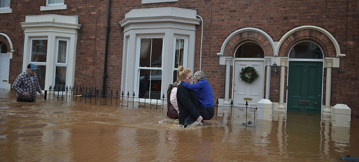 Βιβλικές καταστροφές στην Αγγλία - 1.000 άστεγοι και 60.000 σπίτια χωρίς ρεύμα [εικόνες]
