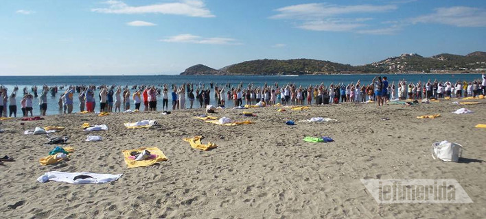 Ψαλμωδίες και τελετουργικά σε παραλία στην Ανάβυσσο -«Βαπτίστηκαν» 100άδες γιόγκι [εικόνες]