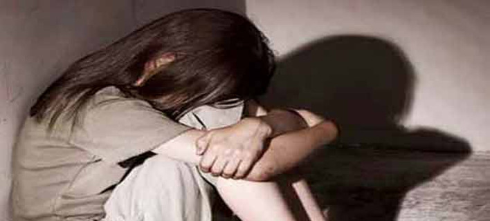 Φρίκη στη Μυτιλήνη: Φωτογράφιζε τις κόρες του την ώρα που τις βίαζε