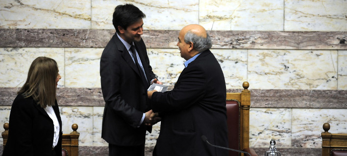 Γραφείο Προϋπολογισμού της Βουλής: Η φορομπηχτική συνταγή της κυβέρνησης επιτείνει την ύφεση