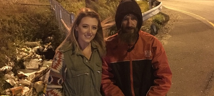 Η Κέιτ με τον άστεγο Μπόμπιτ. Φωτογραφία: GoFundMe