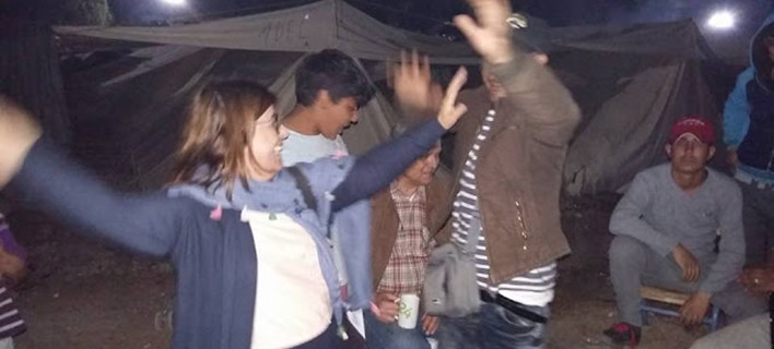 Βουλευτής του ΣΥΡΙΖΑ... το έριξε στο χορό με πρόσφυγες σε καταυλισμό [εικόνες]