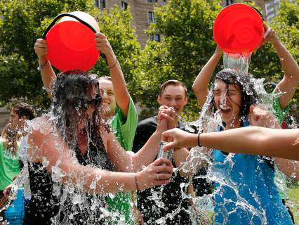 Σε τι χρησίμευσε τελικά το μπουγέλωμα Ice Bucket Challenge που ήταν της μόδας πέρυσι; [βίντεο]