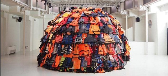 Ενα ιγκλού με σωσίβια προσφύγων -Η δημιουργία του 16χρονου Ελληνα