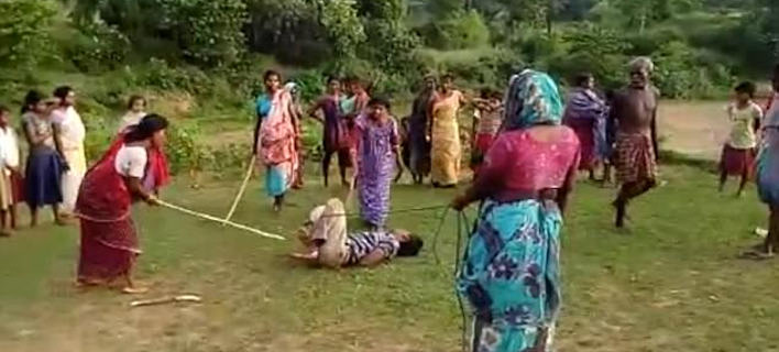 Ινδία: Γυναίκες δένουν και ξυλοφορτώνουν παιδεραστή [βίντεο] 