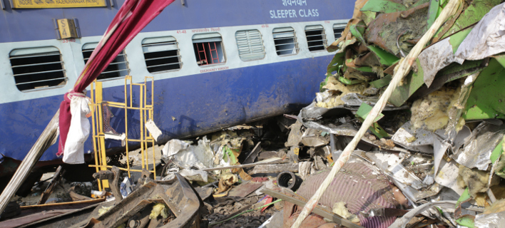 Εφτασαν τους 119 νεκροί μετά από εκτροχιασμό τρένου στην Ινδία -Ψάχνουν ακόμη για παγιδευμένους [εικόνες] 