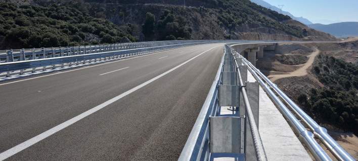 Χειροπέδες σε τέσσερα άτομα που πετούσαν πέτρες στην Ιόνια Οδό
