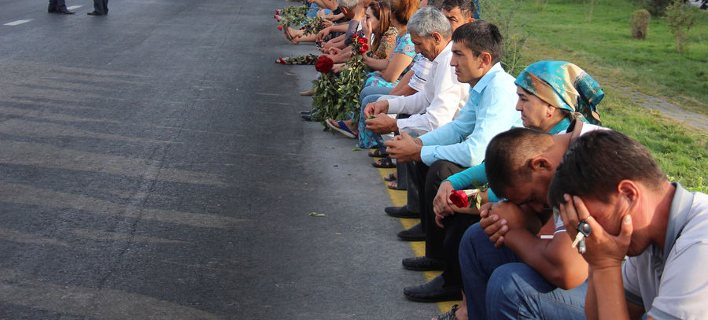 Σαν την Κορέα: Χιλιάδες Ουζμπέκοι κλαίνε τον νεκρό πρόεδρο Ισλάμ Καρίμοφ [εικόνες]