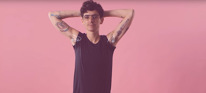 Μια 39χρονη Αμερικανίδα μουσικός έχει μουστάκι και εξηγεί γιατί νιώθει περήφανη γι' αυτό [εικόνες & βίντεο]