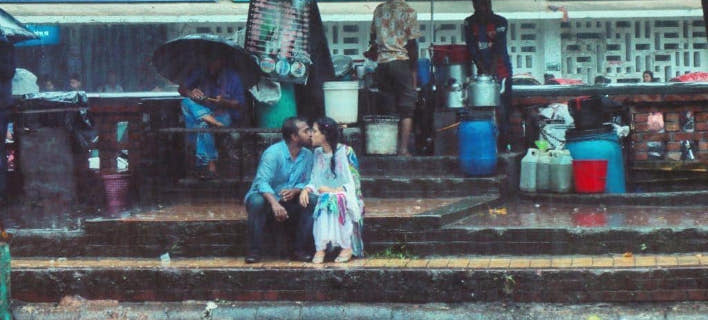 Ζευγάρι φιλιέται στη βροχή (Φωτογραφία: Facebook @Ahmed Jibon)