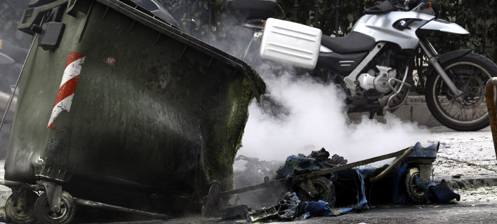 Εβαλαν φωτιές σε κάδους και αυτοκίνητα στην Ακαδημίας -Επίθεση στα ΜΑΤ στη Χ. Τρικούπη