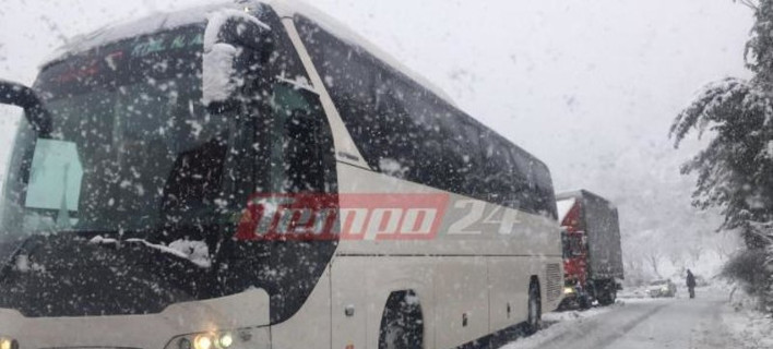 Καλάβρυτα: Απεγκλωβίστηκαν οι επιβάτες λεωφορείου που ακινητοποιήθηκαν από το χιονιά