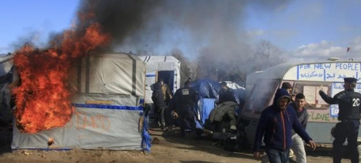 Γαλλία: Συμπλοκές στη ισοπεδωμένη Ζούγκλα του Καλαί -100 ανήλικοι πρόσφυγες ήρθαν στα χέρια