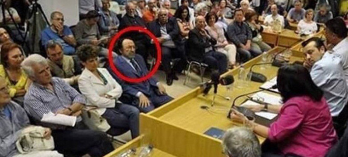 Φωτογραφία του Καλογρίτσα σε εκδήλωση του ΣΥΡΙΖΑ για τη διαπλοκή κάνει τον γύρο του διαδικτύου