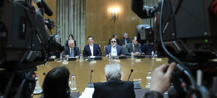 Αξιολόγηση - δημοσκοπήσεις σφίγγουν τη θηλιά στο… λαιμό της κυβέρνησης