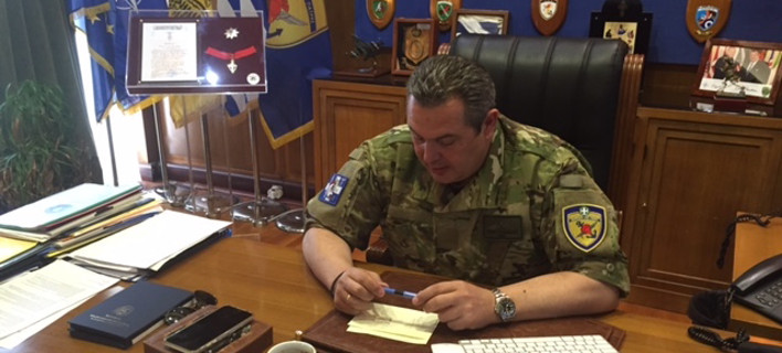 Ο Πάνος Καμμένος απαντά στις προκλήσεις Τούρκων και Σκοπιανών: Πήγε στο υπουργείο με στολή παραλλαγής [εικόνες]