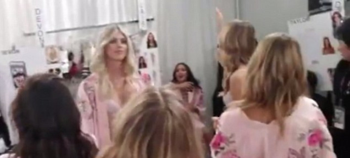 Αγγελάκια της Victoria's Secret με ροζ ρομπάκια χορεύουν έξαλλα και φωνάζουν ρατσιστικά συνθήματα [βίντεο]