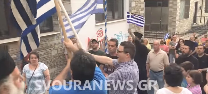 Αποδοκιμασίες έξω από το γραφείο της Ολυμπίας Τελιγιορίδου (ΣΥΡΙΖΑ) στην Καστοριά -Συνθήματα για τη Μακεδονία [βίντεο]