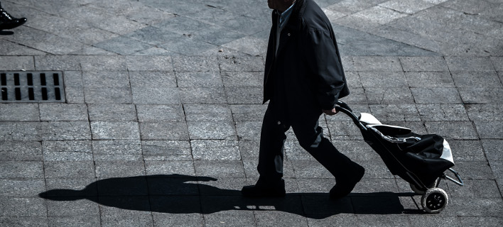 «Βουτιά» της ιδιωτικής κατανάλωσης και το 2018 -Γιατί το ΥΠΟΙΚ «ψαλιδίζει» το ΑΕΠ
