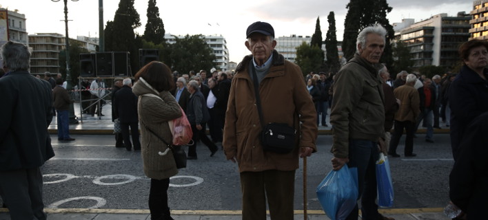 «Ψαλιδισμένες» συντάξεις έως 32% και επικουρικές 30 ευρώ ο λογαριασμός από τον επανυπολογισμό