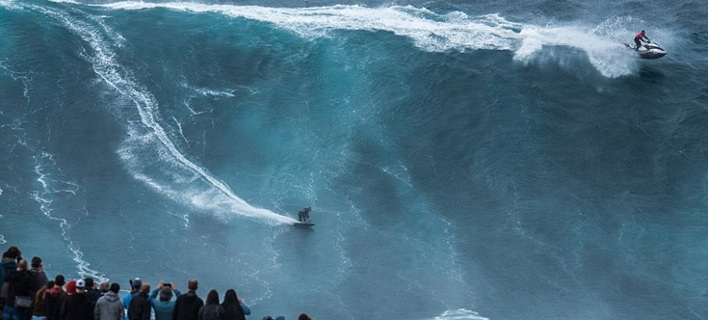 Δαμάζοντας κύματα-βουνά: Η μάχη των σέρφερ με τους θαλάσσιους «γίγαντες» ύψους 30 μέτρων [εικόνες] 