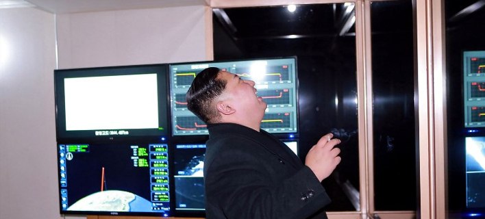 Φωτογραφίες: O πλανήτης ανησυχεί και ο Κιμ Γιονγκ Ουν παρακολουθεί περιχαρής την εκτόξευση του βαλλιστικού πυραύλου