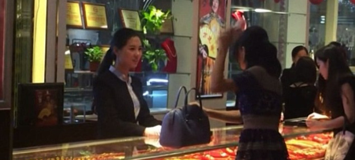 «Νομίζεις ότι δεν μπορώ να το αγοράσω;» - Εξαλλη πελάτισσα κοσμηματοπωλείου πετάει λεφτά στο πρόσωπο της πωλήτριας [βίντεο]