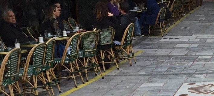 Με μια κίτρινη γραμμή θα οριοθετούνται τα τραπεζοκαθίσματα στην Αθήνα [εικόνες]