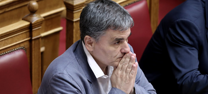 Συναγερμός για τα κοινωνικά επιδόματα: Αναζητούνται 100 εκατ. ευρώ για να μην πέσει «μαχαίρι»