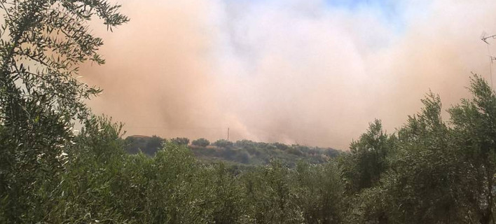 Μεγάλη πυρκαγιά στην Κορώνη Μεσσηνίας -Εφτασε ως τις αυλές των σπιτιών
