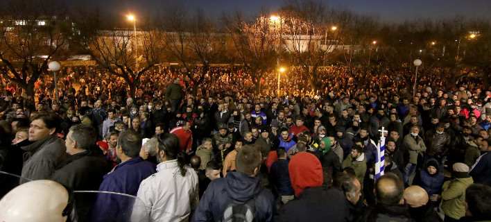 Μπλόκο στην κυβέρνηση για το ασφαλιστικό -Χημικά από τα ΜΑΤ κατά των αγροτών