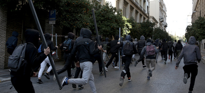Κουκουλοφόροι διαλύουν το κέντρο της Αθήνας -Απούσα η αστυνομία