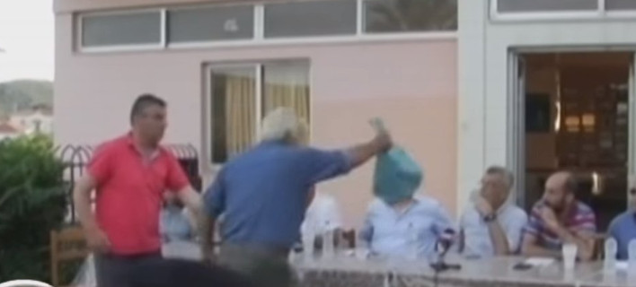 Οργή στη Μυτιλήνη για τους μετανάστες -Κτηνοτρόφος πέταξε σακούλα με κεφάλι αρνιού στον δήμαρχο [βίντεο]