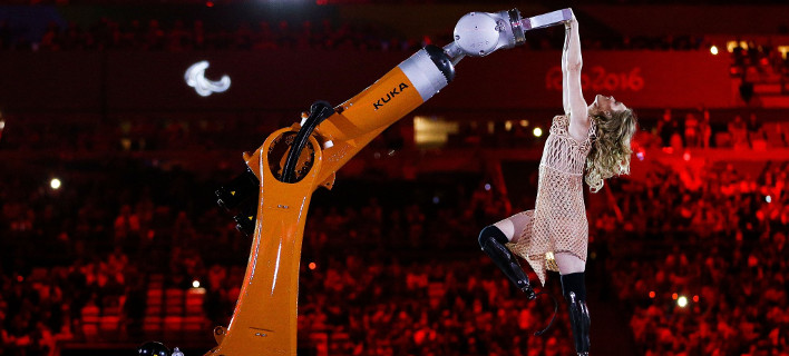 Η έκπληξη των Παραολυμπιακών- Αθλήτρια με τεχνητά πόδια χορεύει salsa με ένα... ρομπότ [εικόνες & βίντεο]