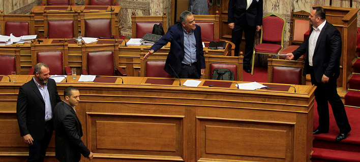 Χαμός στη Βουλή: Τραμπουκισμοί Χρυσής Αυγής κατά ΚΚΕ-ΣΥΡΙΖΑ -Βαρεμένος: Φωνάξτε τον Φρούραρχο [εικόνες & βίντεο]
