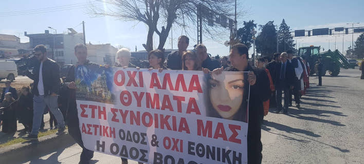 Λάρισα: Διαμαρτυρία εκατοντάδων κατοίκων -Στο σημείο που έχασε τη ζωή της ποδηλάτισσα