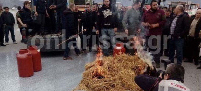 Κτηνοτρόφοι έχυσαν γάλα και έκαψαν ζωοτροφές στην εθνική οδό Λάρισας -Κοζάνης [εικόνα]