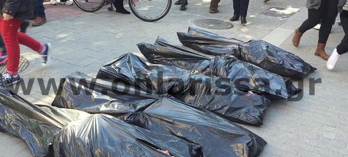 Σκληρή διαμαρτυρία στη Λάρισα -Γέμισε «πτώματα» το κέντρο της πόλης [βίντεο]