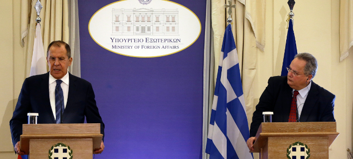 Λαβρόφ-Κοτζιάς στην Αθήνα -Φωτογραφία αρχείου: AP Photo/Thanassis Stavrakis