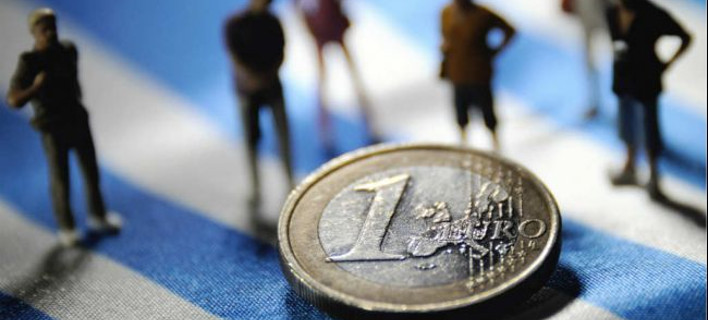 Ιδιότυπο bank run: Οι Ελληνες τράβηξαν 2,5 δισ. ευρώ τον Δεκέμβριο από τις τράπεζες