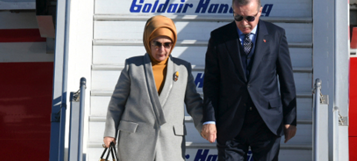 Με ψηλοτάκουνα και κατακίτρινο σύνολο η Εμινέ στην Ελλάδα -Το είχε ξαναφορέσει με τη... Λίντσεϊ Λόχαν [εικόνες]