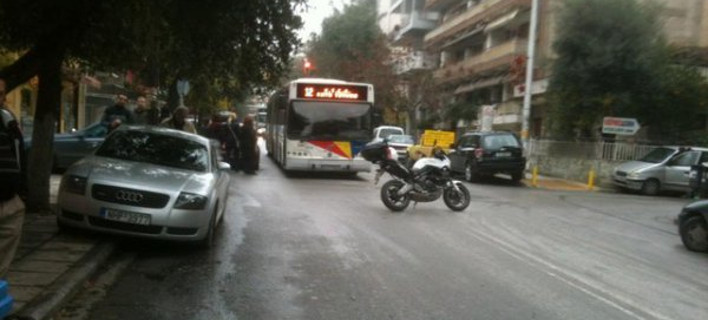 Μπήκε σε ανθοπωλείο και πυροβόλησε στο πρόσωπο τη σύζυγό του -Εχει ταμπουρωθεί στο κατάστημα